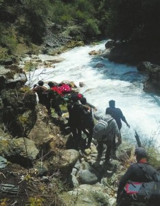 女驴友独自徒步失联9天 当地出动100多人将其救出