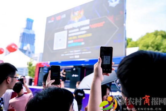 55寸超大屏幕线上线下同步超清直播.jpg