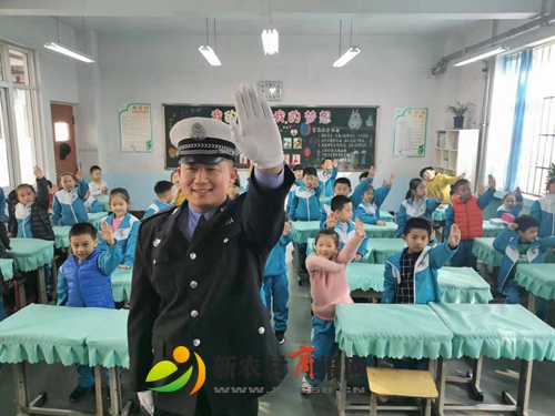 胶州市实验小学举行交通安全知识进课堂活动