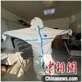 华人情侣购买500套高标准防护服赠上海医疗机构