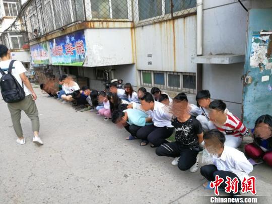 女子刷抖音发现失联女儿竟在警方押解嫌疑人队伍中