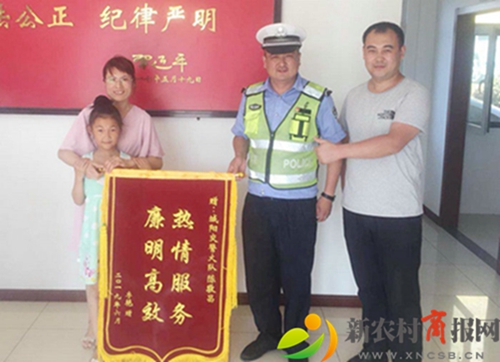 城阳交警大队：党徽警徽在平凡的岗位上闪光