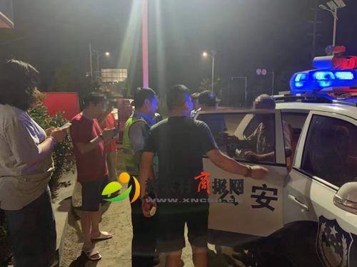 路遇迷路老人 胶州交警帮其找到家人