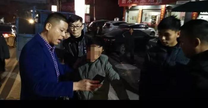 男子疑老婆出轨刺死“情夫” 警方用枪逼停其车辆