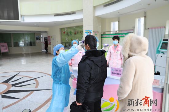 区妇幼保健计划生育服务中心在对就诊人员测量体温.jpg