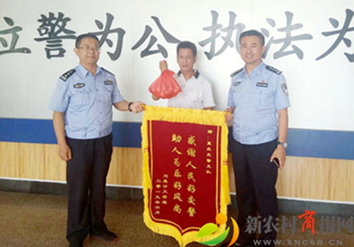 城阳交警大队：党徽警徽在平凡的岗位上闪光
