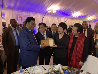 陕西女子将茯茶推向国际舞台 让世界刮起茯茶风