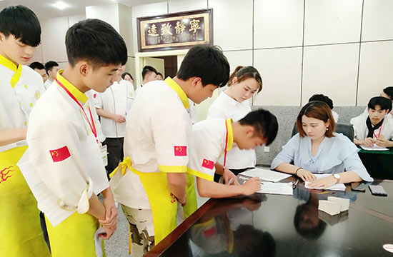 成都新东方：享国家助学补贴，他们领到“资助卡”了！