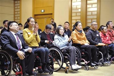 “无障碍出行推行者”意外坠亡 或因无障碍通道被堵