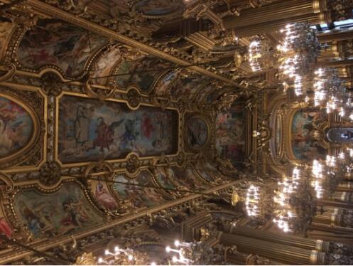 在Lalique主题城堡酒店说“晚安”