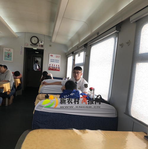 “熊孩子”赌气离家出走  列车长热心助其回家