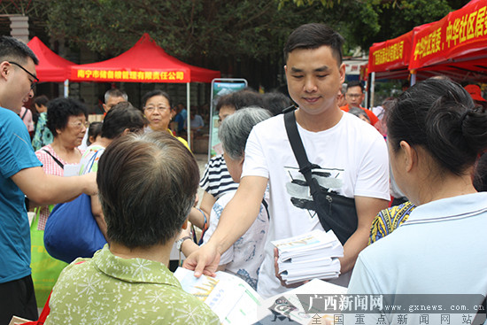 食品安全宣传周：公众走进检验室探询“粮食”学问