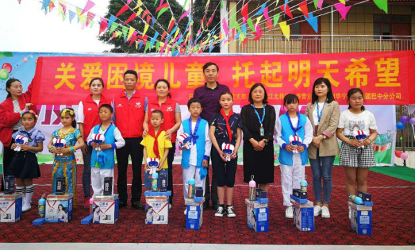 巴州区水宁寺镇斯连小学：困境儿童获捐助