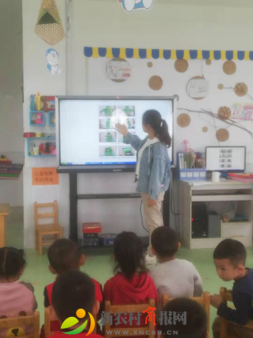 明村镇中心幼儿园小一班开展“我会叠衣服”活动