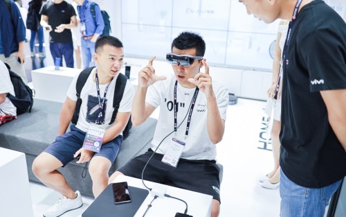 iQOO 5G手机亮相！vivo在MWC上带来多款5G智慧终端