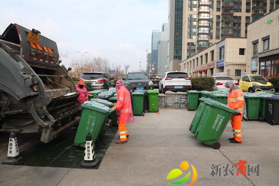 环卫工人正在清运垃圾.jpg