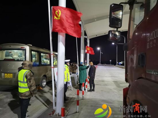 204防控检查站为企业运输车辆提供快速通行通道.jpg