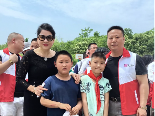 爱无价，读书点亮梦想：胡静女士携富迪慈善基金会资助留守儿童阅读