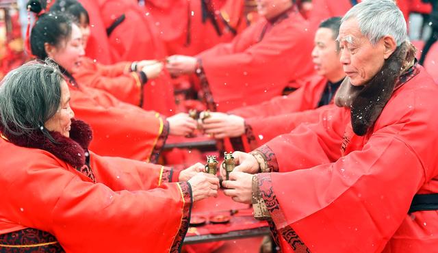 99对新人仙女山举办雪地汉式集体婚礼 ＂武隆七仙女＂上演汉服国风大赏