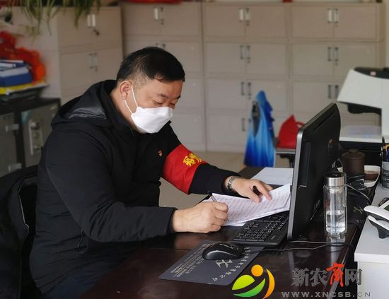 孟广家正在写信.jpg