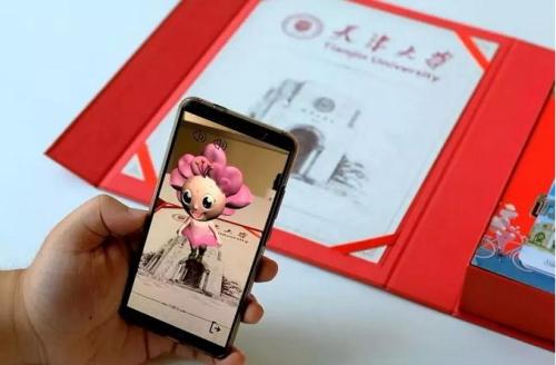 十余位老教授毛笔手写4500份录取通知书 网友：感动