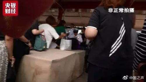 上海迪士尼回应周末仍有翻包安检：正处于过渡阶段