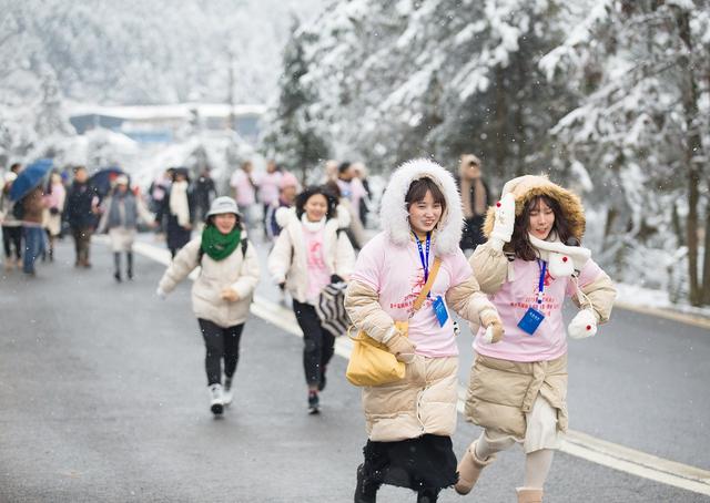 99对新人仙女山举办雪地汉式集体婚礼 ＂武隆七仙女＂上演汉服国风大赏