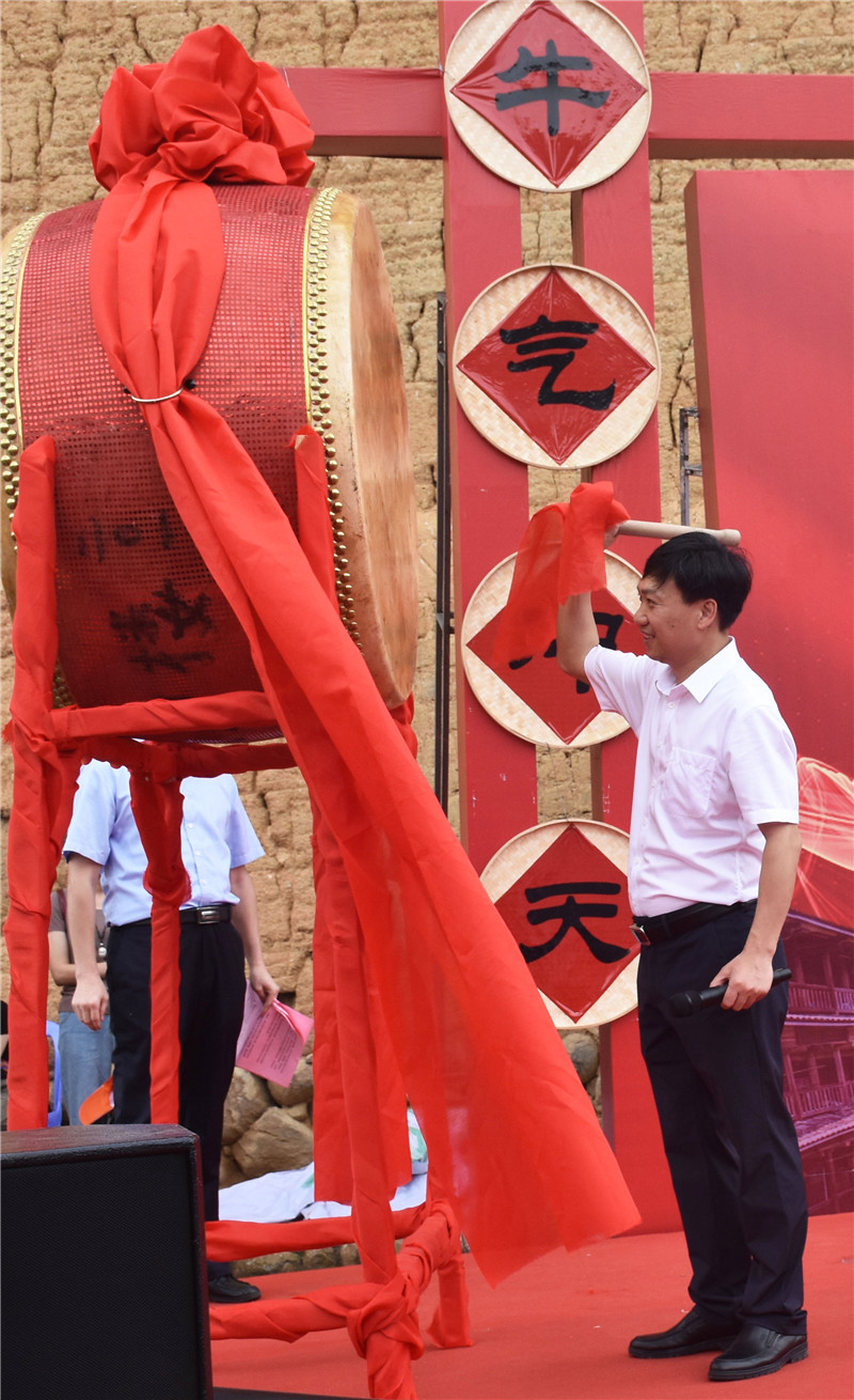 陈荣水擂鼓宣布牛肉丸大赛开赛.jpg