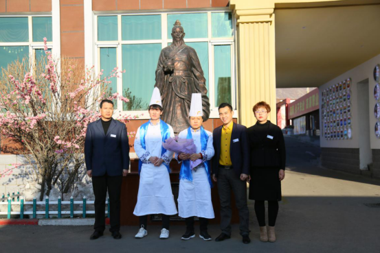 呼和浩特新东方：星级酒店主厨进校园，倾情传授舌尖上的美食艺术！