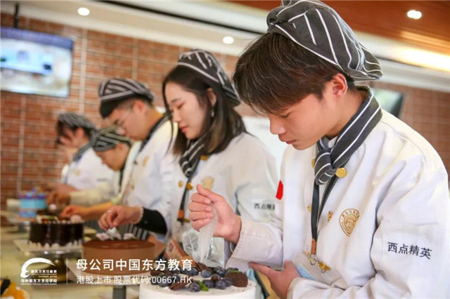 郑州新东方：想学蛋糕烘焙去店里好还是学校好？