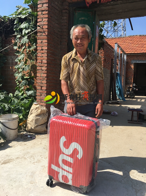 火红的拉杆箱 拉出奋进求学路——助力学子白沙河街道在行动