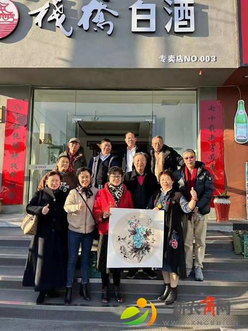 青岛牡丹书画艺术研究院举办“3002冬之韵，国色天香栈桥情”大型笔会活动.jpg