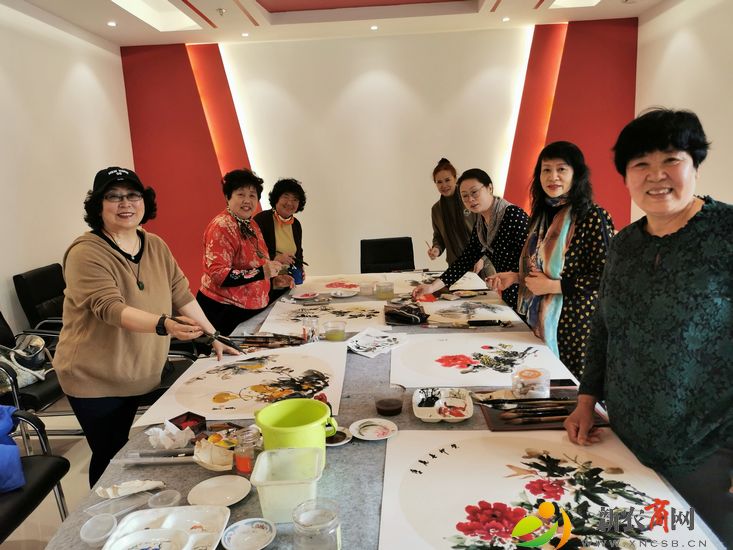 青岛牡丹书画艺术研究院举办“牡丹花开 乐享春天 ”书画笔会活动2.jpg