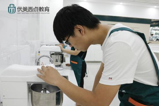 郑州的西点学校哪个好？有推荐的学校吗？