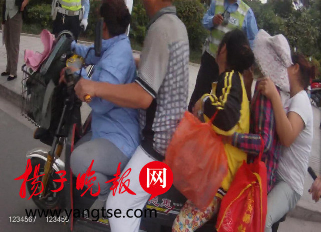 大叔骑电动车带了4名大妈 被罚后大妈们抢着交罚款