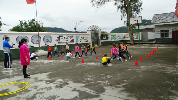 巴州区店子小学组织开展“送教下乡”活动