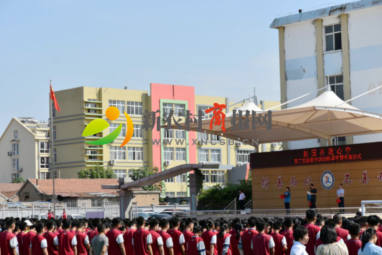 胶州市第二初级实验中学举行“祖国在我心中”新学期升旗仪式