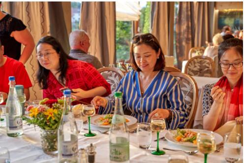 在Lalique主题城堡酒店说“晚安”