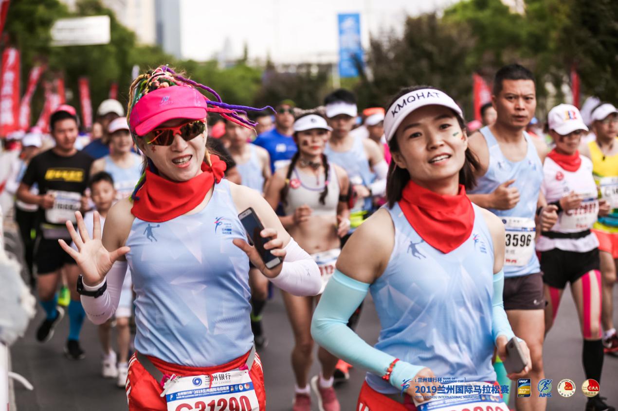 黄河，奔腾不息；兰马，奔跑不停。