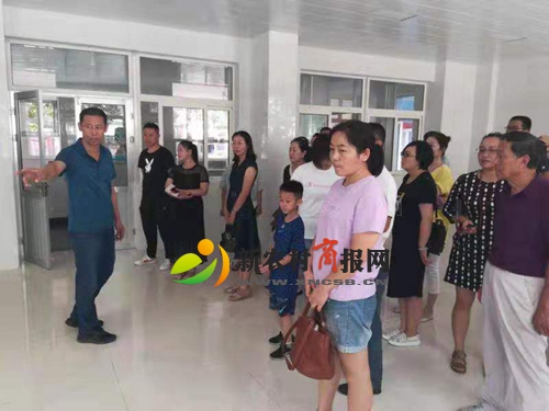 胶州市第二实验小学开展“百万家长进校园”活动