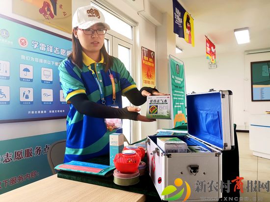 青岛西海岸新区金沙滩啤酒城游客服务中心免费为游客提供防暑药品、日常医疗用品等（李涛）.jpg