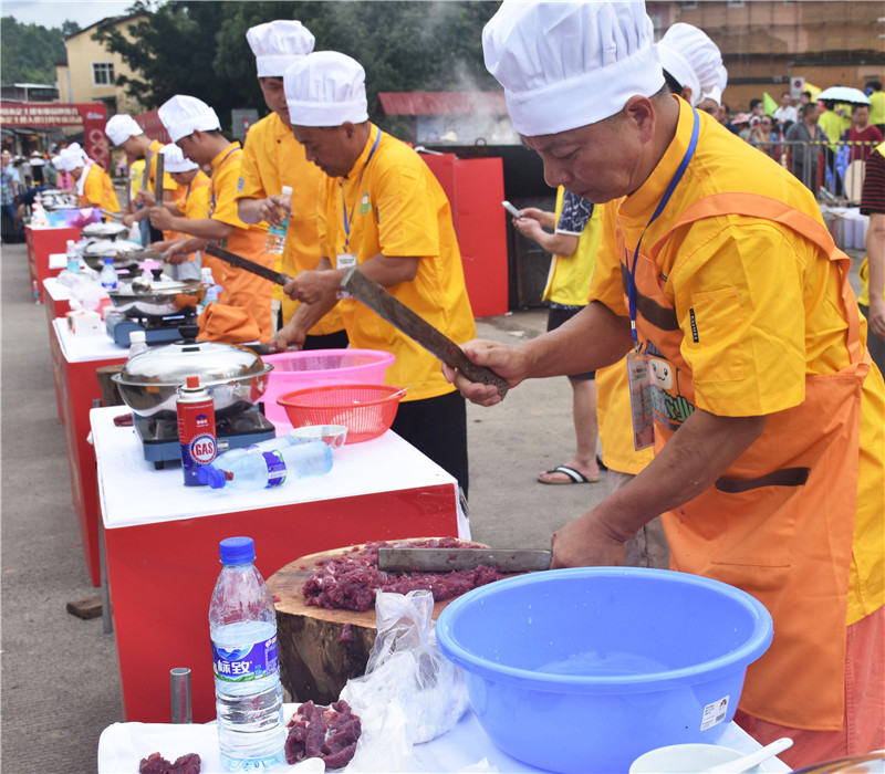参赛选手拍打鲜牛肉制作牛肉丸.jpg