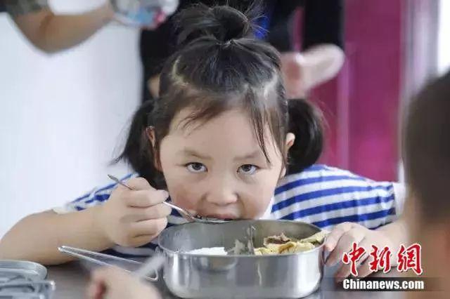 中国第一所希望小学开学啦 第一课老师只讲了两个字