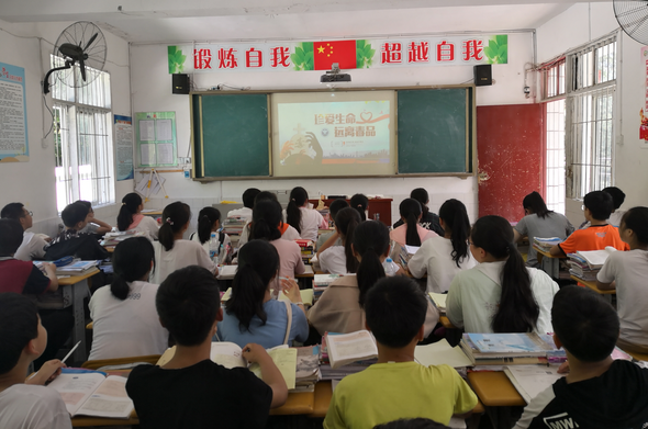 巴州区曾口镇店子小学多形式开展“珍爱生命、拒绝毒品”主题教育活动