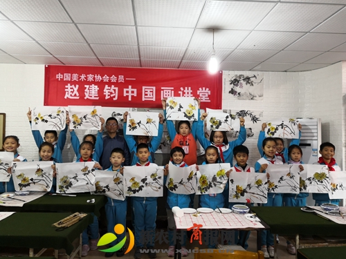 胶州市实验小学“小画迷”走进画家赵建钧工作室