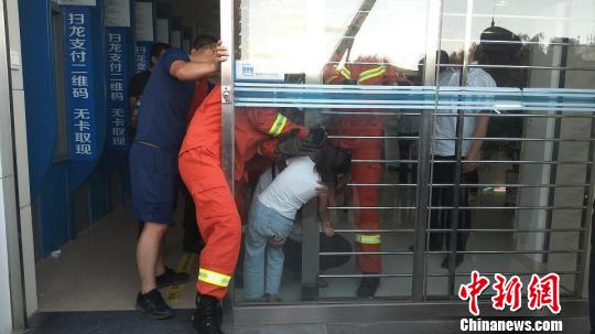 7岁女孩头部被夹进自动玻璃门 消防巧妙扩张玻璃解救