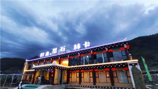 道孚县八美镇：变“土”和“石林”为“金山银山”