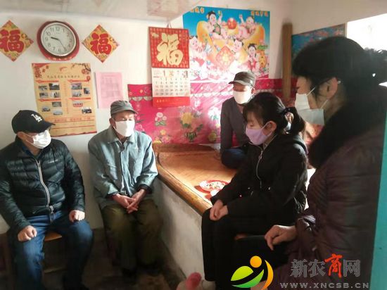灵山岛张秋芳老人家中，邻居们一起来看望她，问她身体状况和生活需求.jpg