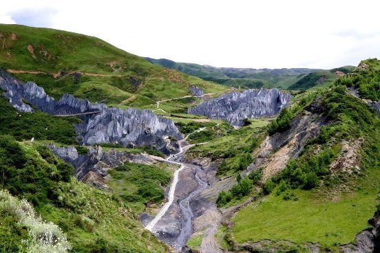 道孚县八美镇：变“土”和“石林”为“金山银山”