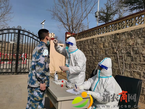 一线战“疫”党旗飘扬---让党支部成为抗击疫情的坚强堡垒.jpg